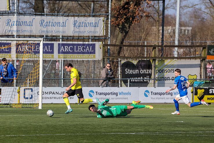 In beeld: DOS Kampen wint van zwak WVF - Foto: Henri Zuidberg