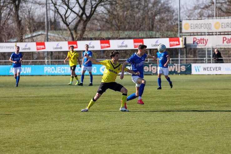 In beeld: DOS Kampen wint van zwak WVF - Foto: Henri Zuidberg