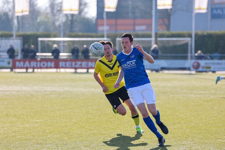 In beeld: DOS Kampen wint van zwak WVF - Foto: Henri Zuidberg