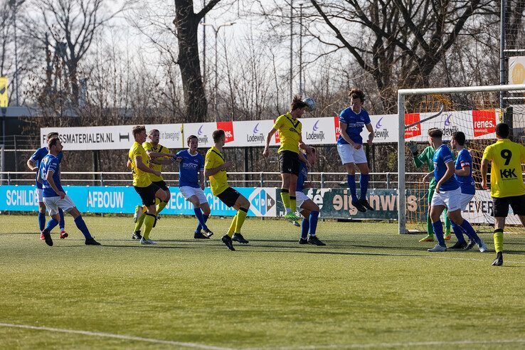 In beeld: DOS Kampen wint van zwak WVF - Foto: Henri Zuidberg