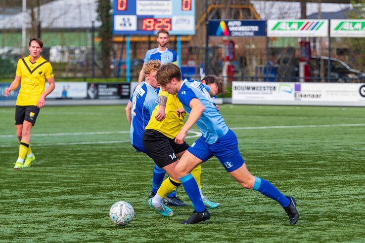 In beeld: DOS Kampen verstevigt grip op derde plaats en geeft SVI het nakijken - Foto: Peter Denekamp