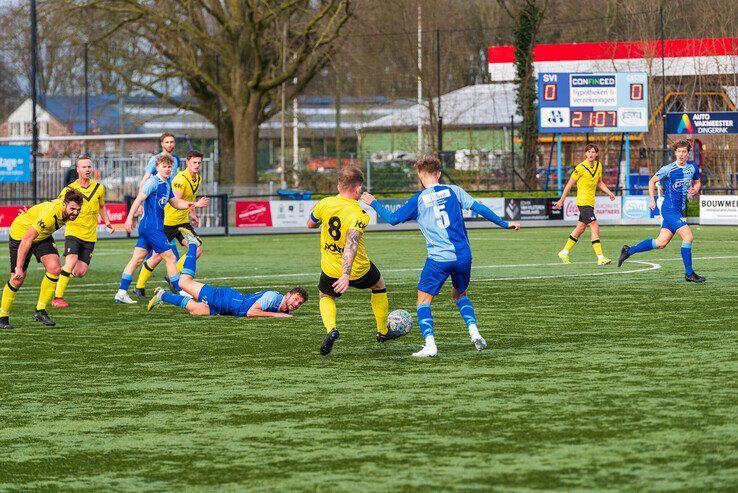 In beeld: DOS Kampen verstevigt grip op derde plaats en geeft SVI het nakijken - Foto: Peter Denekamp