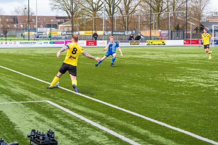 In beeld: DOS Kampen verstevigt grip op derde plaats en geeft SVI het nakijken - Foto: Peter Denekamp