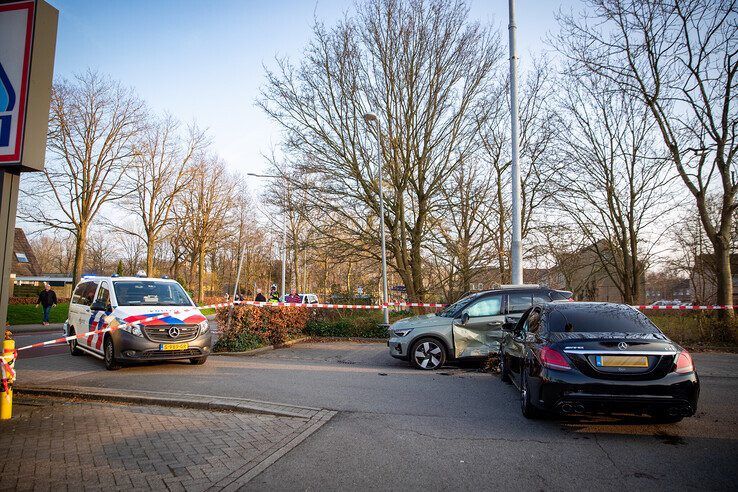 Man overleden bij schietpartij op parkeerplaats Aldi in Zwolle - Foto: Hugo Janssen