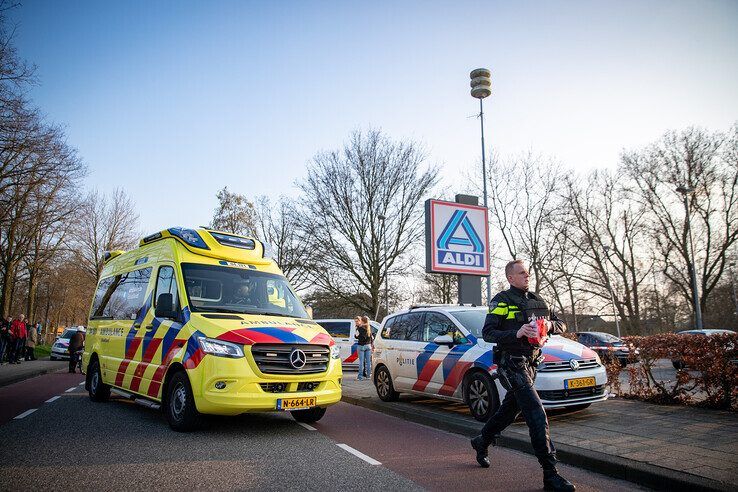 Man overleden bij schietpartij op parkeerplaats Aldi in Zwolle - Foto: Hugo Janssen