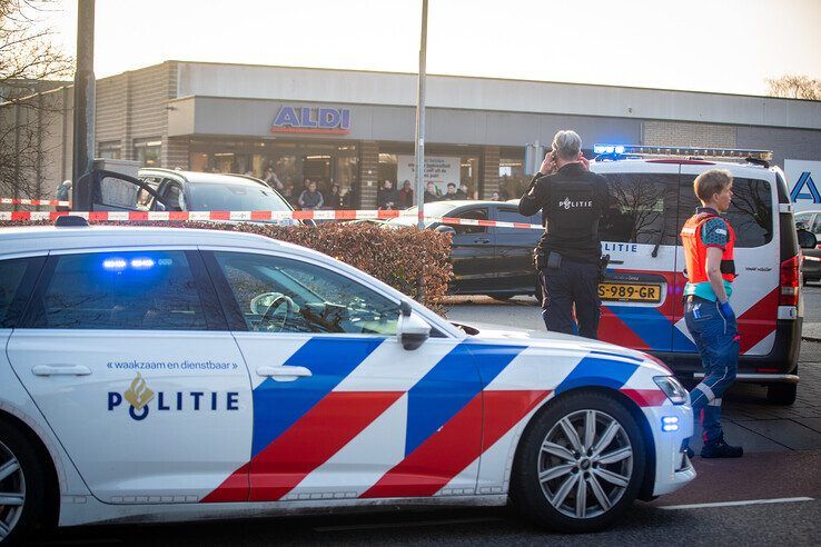 Man overleden bij schietpartij op parkeerplaats Aldi in Zwolle - Foto: Hugo Janssen