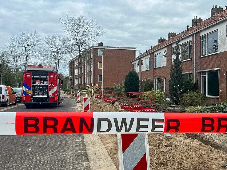 De brandweer verricht metingen bij een gaslek aan de Kievitstraat.  - Foto: Martijn Schaap