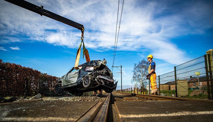 Een berger takelt de Mini Cooper van het Kamperlijntje. - Foto: Hugo Janssen