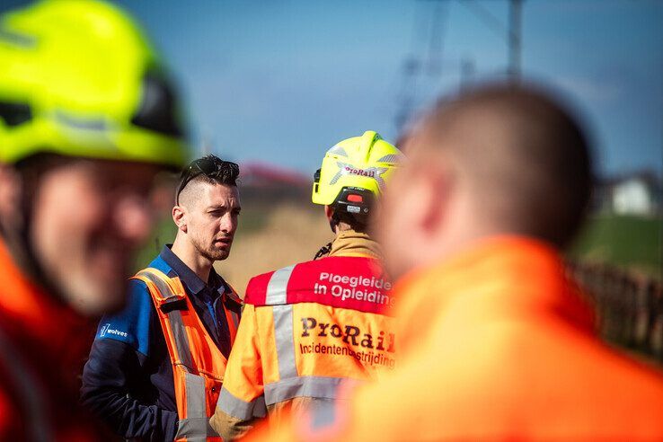 Treinverkeer Kamperlijntje komt weer op gang na ongeval op overweg - Foto: Hugo Janssen