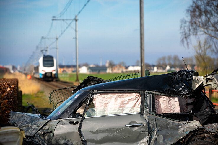 De zwaarbeschadige Mini Cooper langs het Kamperlijntje in IJsselmuiden. - Foto: Hugo Janssen