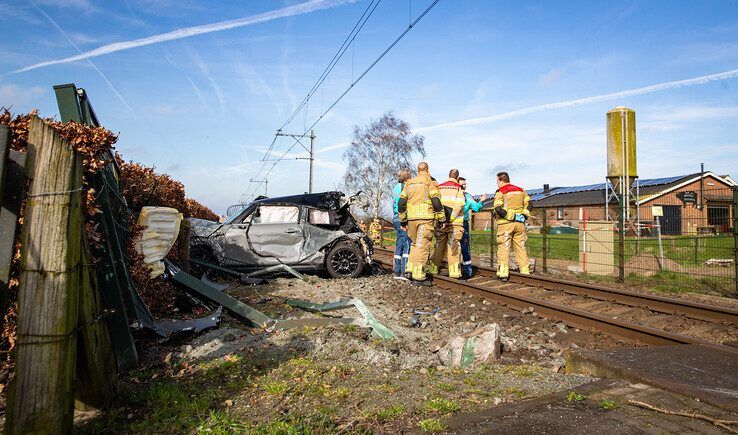 Trein ramt auto op spoorwegovergang Kamperlijntje - Foto: Hugo Janssen