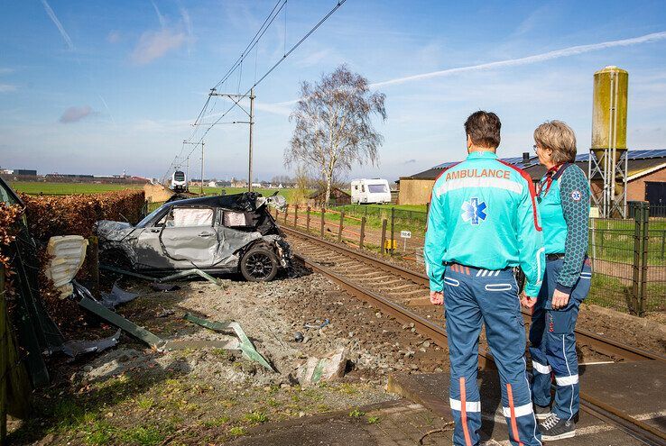 Trein ramt auto op spoorwegovergang Kamperlijntje - Foto: Hugo Janssen