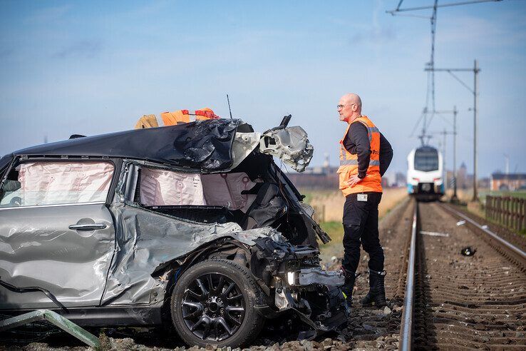 Trein ramt auto op spoorwegovergang Kamperlijntje - Foto: Hugo Janssen