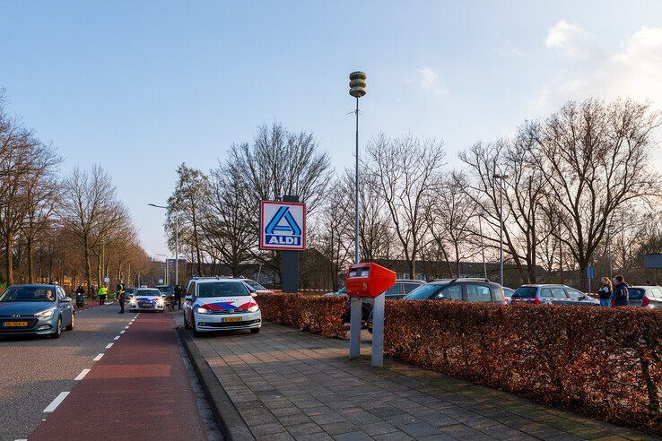 Man overleden bij schietpartij op parkeerplaats Aldi in Zwolle - Foto: Ruben Meinten