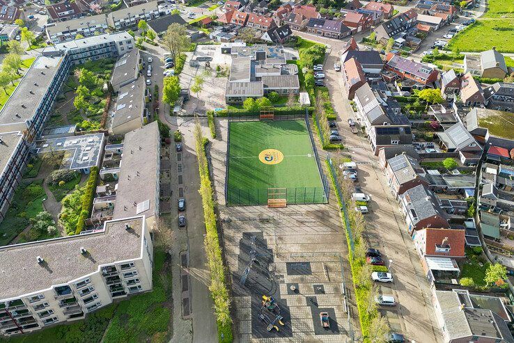Het Cruyff Court met rechts de Dorpstraat. - Foto: Herman van Asselt