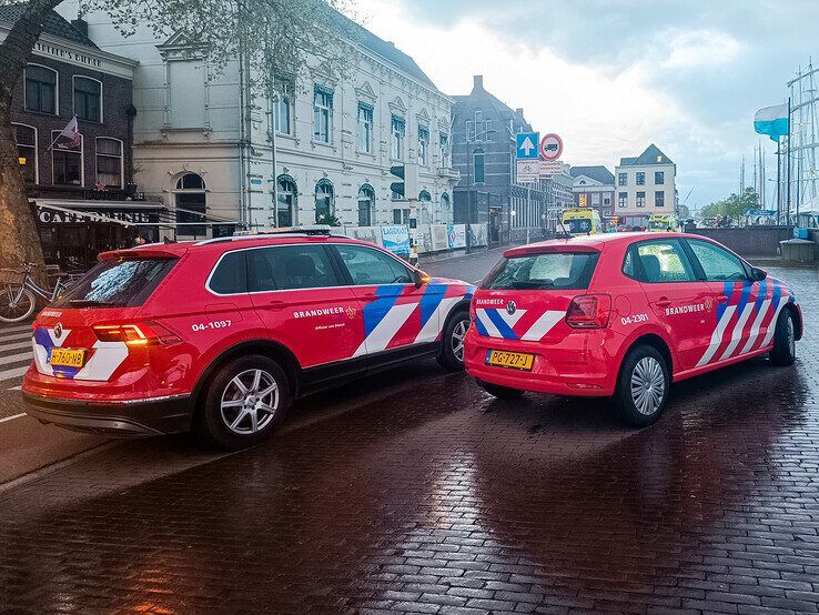 Politie haalt drenkeling uit IJssel bij Kampen - Foto: Hardo Junte