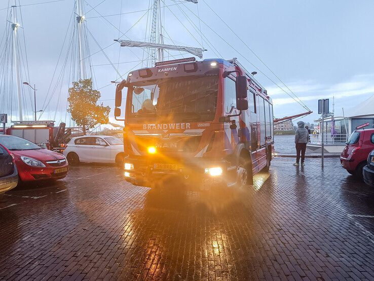 Politie haalt drenkeling uit IJssel bij Kampen - Foto: Hardo Junte