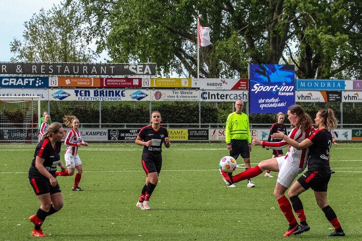 In beeld: IJVV Vrouwen wint van Go Ahead Kampen en houdt zicht op kampioenschap - Foto: Pascal Winter