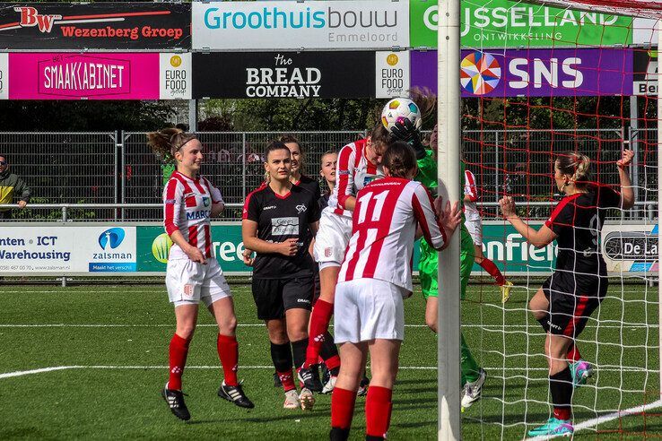 In beeld: IJVV Vrouwen wint van Go Ahead Kampen en houdt zicht op kampioenschap - Foto: Pascal Winter