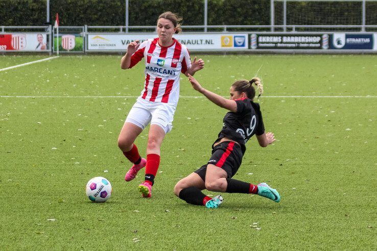 In beeld: IJVV Vrouwen wint van Go Ahead Kampen en houdt zicht op kampioenschap - Foto: Pascal Winter