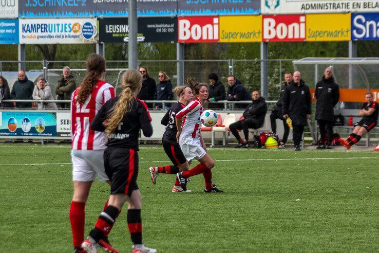 In beeld: IJVV Vrouwen wint van Go Ahead Kampen en houdt zicht op kampioenschap - Foto: Pascal Winter