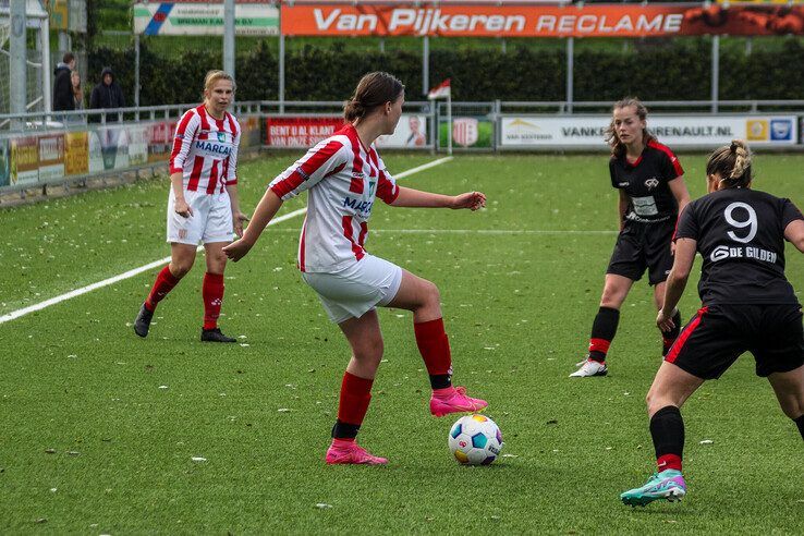 In beeld: IJVV Vrouwen wint van Go Ahead Kampen en houdt zicht op kampioenschap - Foto: Pascal Winter