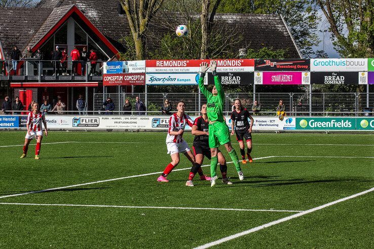 In beeld: IJVV Vrouwen wint van Go Ahead Kampen en houdt zicht op kampioenschap - Foto: Pascal Winter