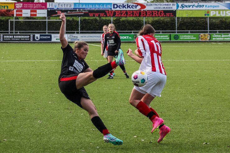 In beeld: IJVV Vrouwen wint van Go Ahead Kampen en houdt zicht op kampioenschap - Foto: Pascal Winter