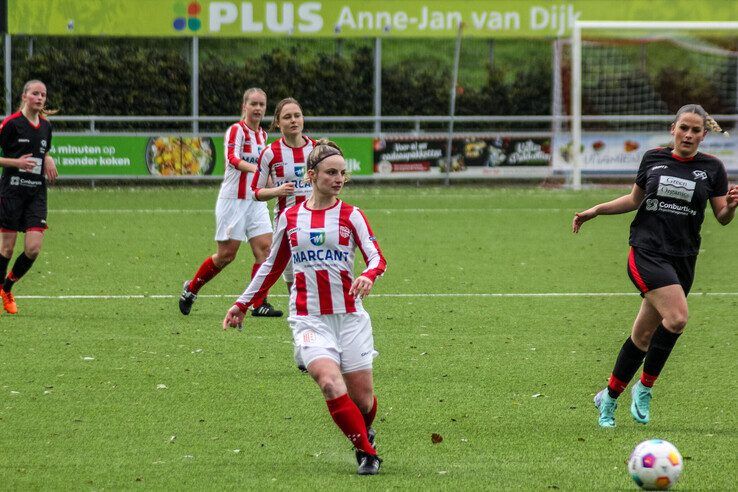 In beeld: IJVV Vrouwen wint van Go Ahead Kampen en houdt zicht op kampioenschap - Foto: Pascal Winter