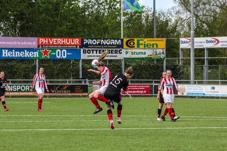 In beeld: IJVV Vrouwen wint van Go Ahead Kampen en houdt zicht op kampioenschap - Foto: Pascal Winter