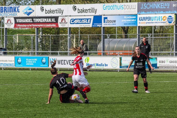 In beeld: IJVV Vrouwen wint van Go Ahead Kampen en houdt zicht op kampioenschap - Foto: Pascal Winter