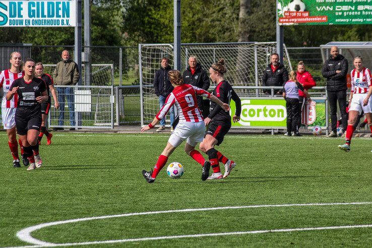 In beeld: IJVV Vrouwen wint van Go Ahead Kampen en houdt zicht op kampioenschap - Foto: Pascal Winter