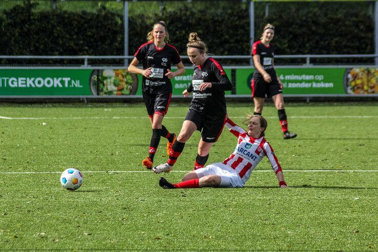 In beeld: IJVV Vrouwen wint van Go Ahead Kampen en houdt zicht op kampioenschap - Foto: Pascal Winter