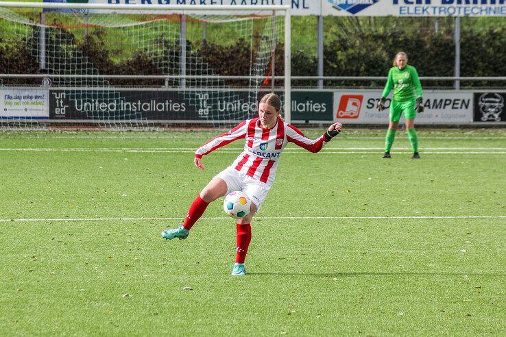 In beeld: IJVV Vrouwen wint van Go Ahead Kampen en houdt zicht op kampioenschap - Foto: Pascal Winter