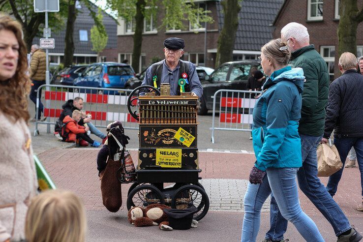 In beeld: Gezellige drukte op vrijmarkt in IJsselmuiden - Foto: Pascal Winter