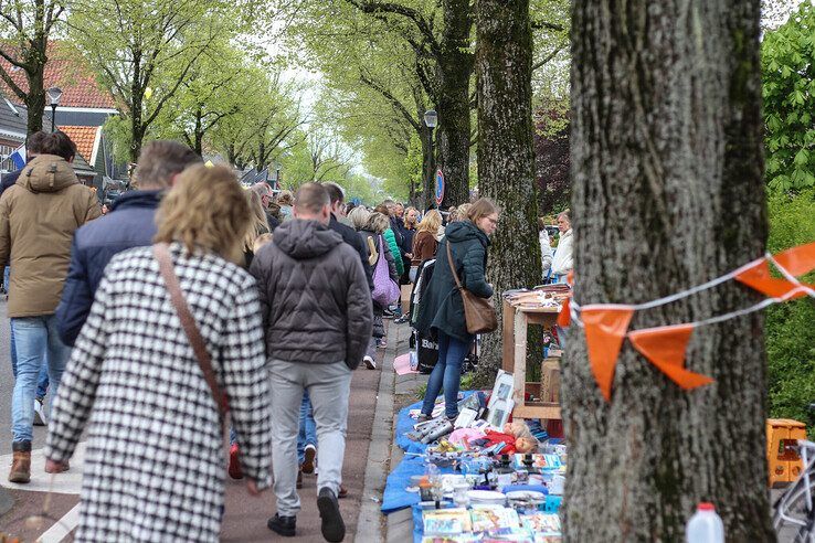 In beeld: Gezellige drukte op vrijmarkt in IJsselmuiden - Foto: Pascal Winter