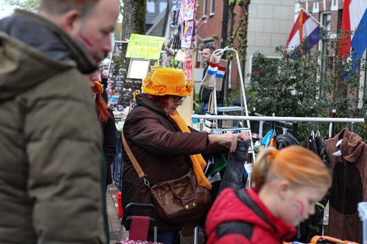 In beeld: Gezellige drukte op vrijmarkt in IJsselmuiden - Foto: Pascal Winter