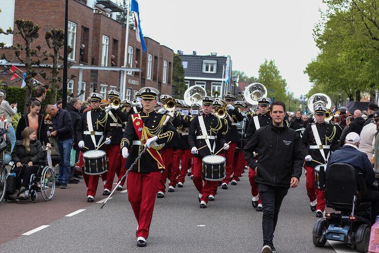 In beeld: Gezellige drukte op vrijmarkt in IJsselmuiden - Foto: Pascal Winter