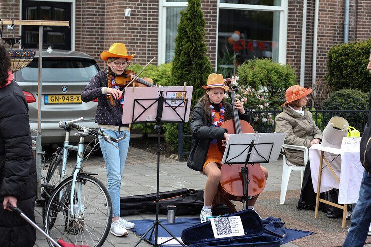 In beeld: Gezellige drukte op vrijmarkt in IJsselmuiden - Foto: Pascal Winter