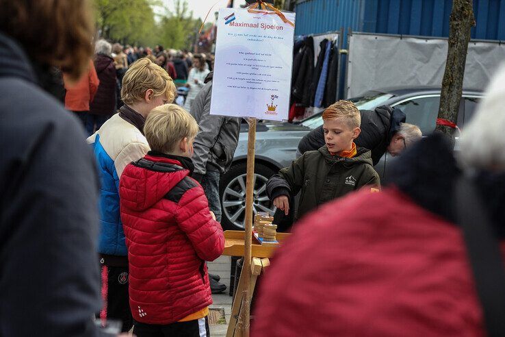 In beeld: Gezellige drukte op vrijmarkt in IJsselmuiden - Foto: Pascal Winter