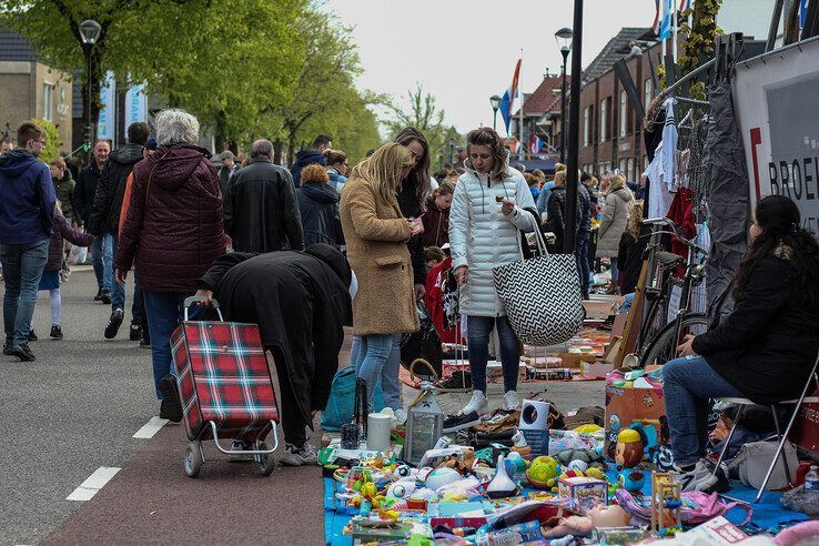 In beeld: Gezellige drukte op vrijmarkt in IJsselmuiden - Foto: Pascal Winter