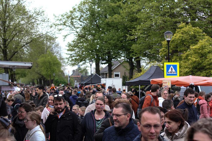 In beeld: Gezellige drukte op vrijmarkt in IJsselmuiden - Foto: Pascal Winter