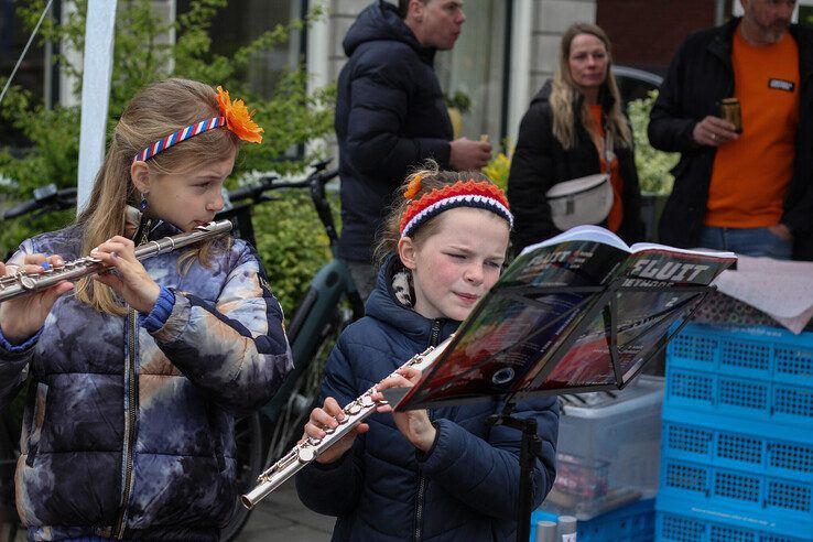 In beeld: Gezellige drukte op vrijmarkt in IJsselmuiden - Foto: Pascal Winter