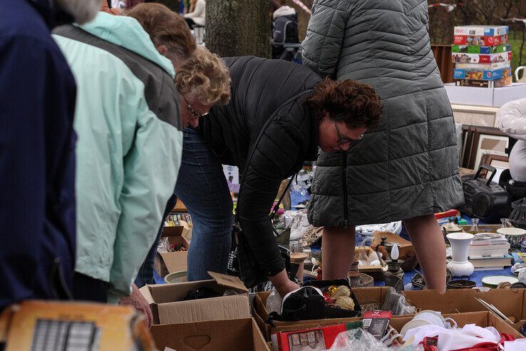 In beeld: Gezellige drukte op vrijmarkt in IJsselmuiden - Foto: Pascal Winter