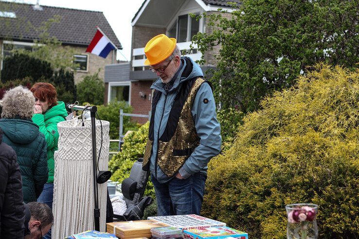 In beeld: Gezellige drukte op vrijmarkt in IJsselmuiden - Foto: Pascal Winter