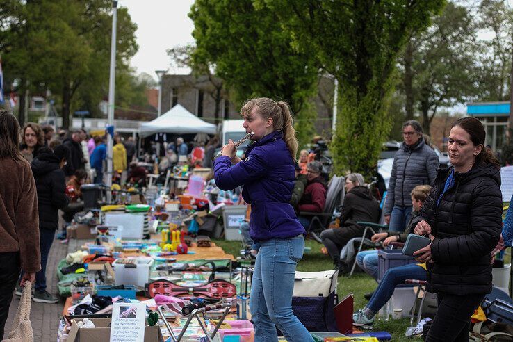 In beeld: Gezellige drukte op vrijmarkt in IJsselmuiden - Foto: Pascal Winter