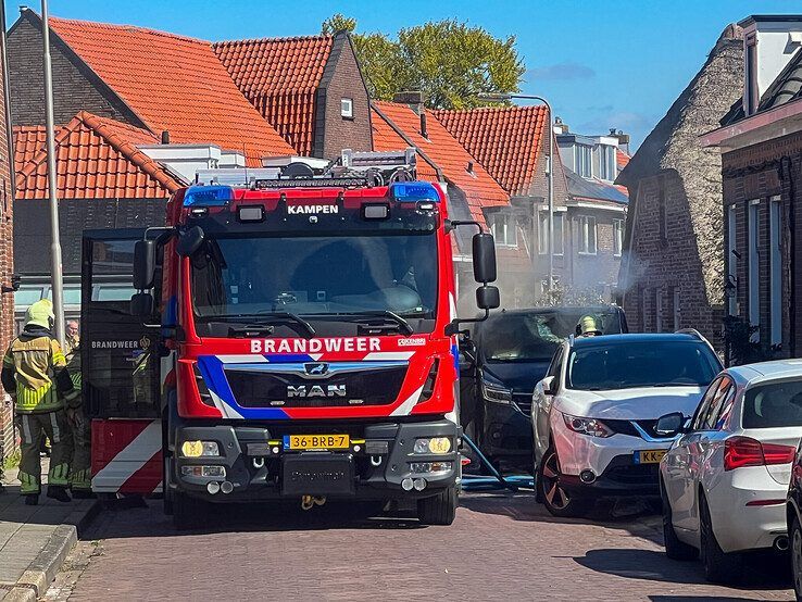 Bestelbus vliegt in brand op Sint Nicolaasdijk - Foto: Martijn Schaap