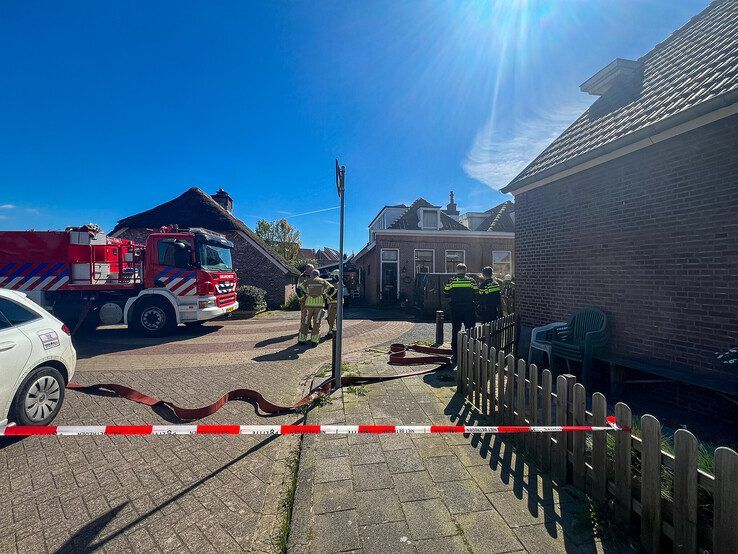 Bestelbus vliegt in brand op Sint Nicolaasdijk - Foto: Martijn Schaap