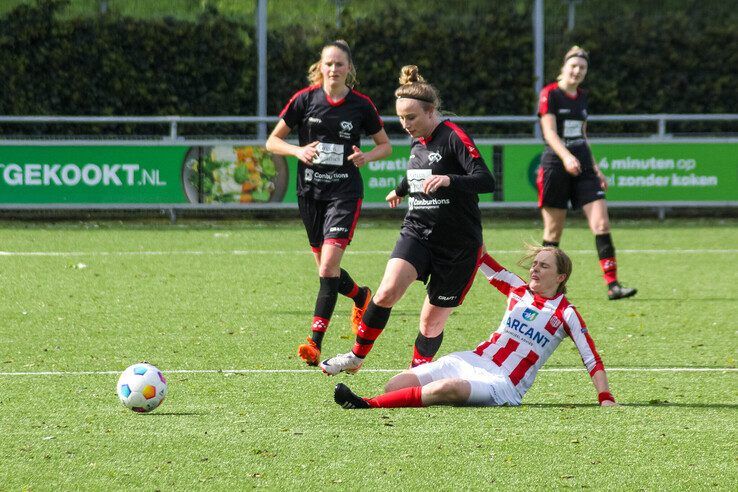 De dames van IJVV wonnen met 3-2 van Go Ahead Kampen. - Foto: Pascal Winter