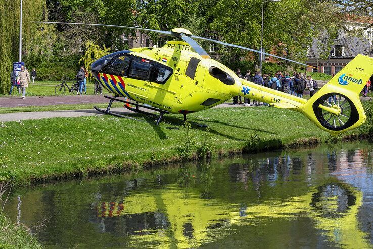 De traumahelikopter bij het water langs de Kennedylaan. - Foto: Pascal Winter